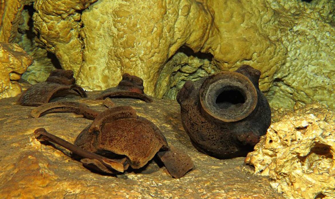 Diving Cenote: artifacts